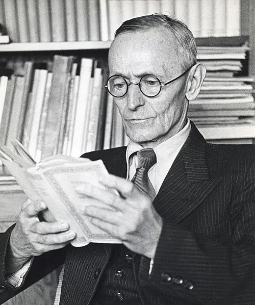 O escritor que virou moda entre ídolos de K-pop e rappers brasileiros: a insólita ressurreição de Hermann Hesse