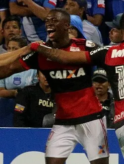 A internet explode: Vini Jr vira assunto mais comentado da Copa e aluga castelo de luxo para família