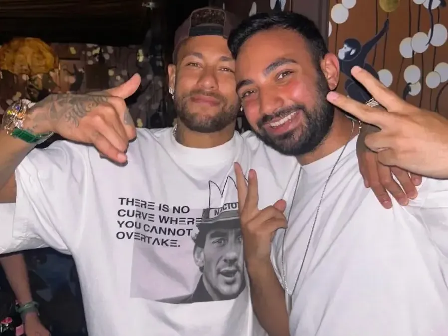 Neymar some com aliança em balada de NY e vira alvo de memes sobre novas paternidades