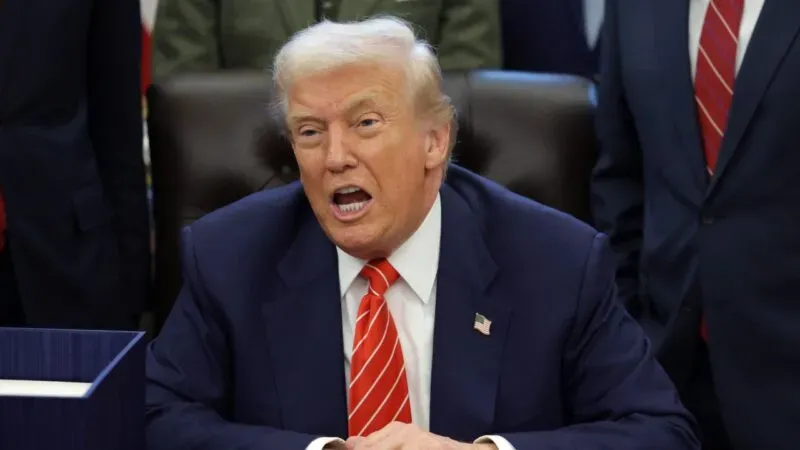 Trump ordena divulgação de arquivos sobre OVNIs e acusa Obama de vazamento