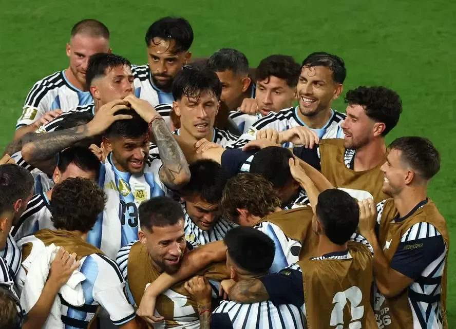 Argentina sofre, mas vence Cabo Verde na prorrogação e avança às oitavas em jogo dramático