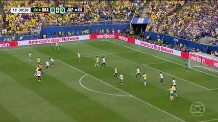 Vídeo de Paquetá nocauteado por bolada de Bruno Guimarães viraliza na web