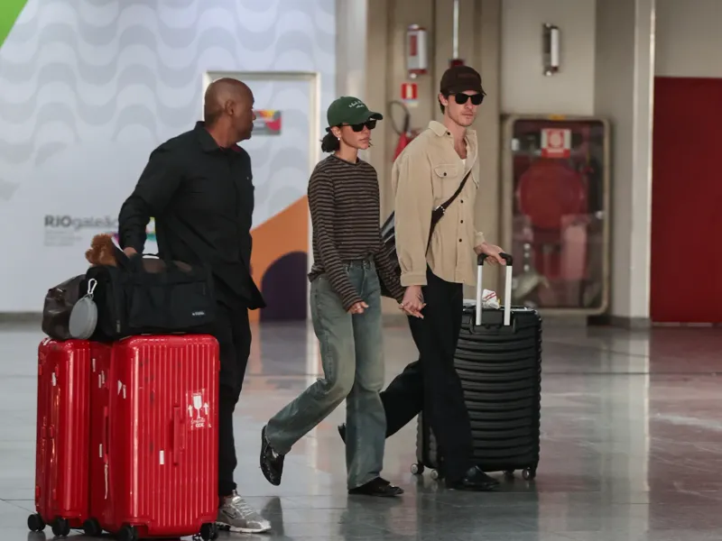 flagra de Bruna Marquezine e Shawn Mendes em clima de romance no Rio de Janeiro