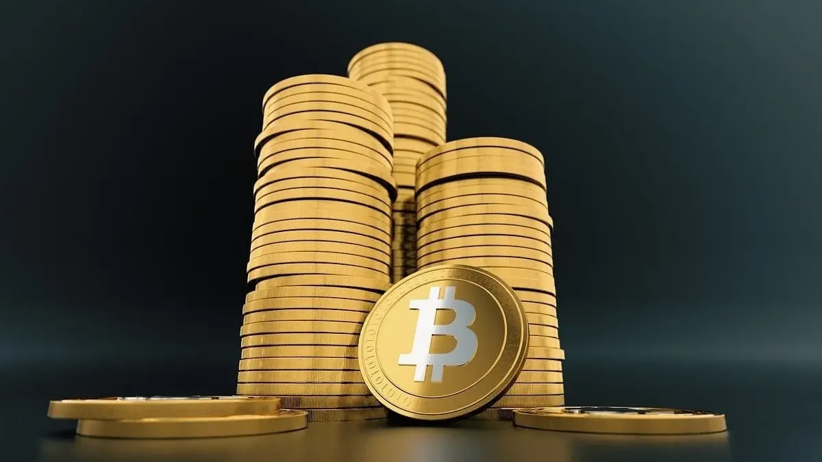 Bitcoin cai abaixo de US$ 70 mil com saída recorde de investidores em ETFs